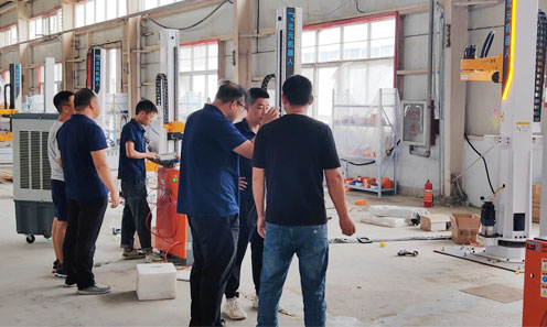 眾多客戶(hù)在與北元技術(shù)人員進(jìn)行詳細(xì)咨詢(xún)溝通