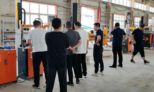 客戶(hù)為了上機(jī)器，全公司領(lǐng)導(dǎo)都來(lái)了